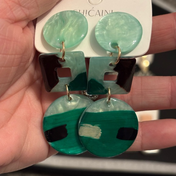 NEW 6 pair of high end acrylic pierced earrings - Picture 2 of 7